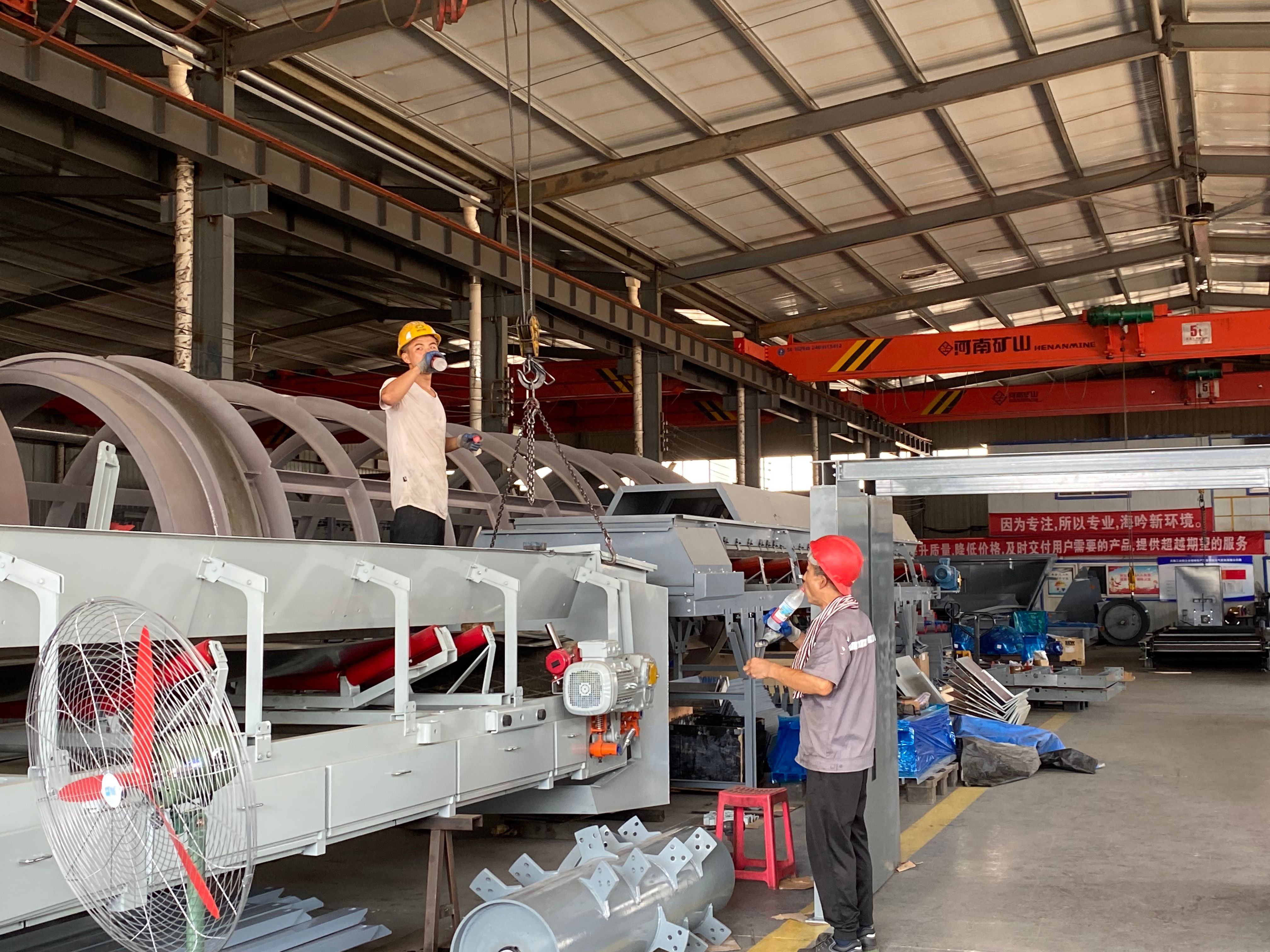 酷暑里的一縷清涼 ---工會主席王林林到智造中心慰問一線員工 酷暑里的一縷清涼 ---工會主席王林林到智造中心慰問一線員工